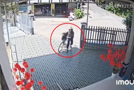 Clip: Chủ nhà “ghi điểm” vì hành động nhỏ cứu nhiều xe khỏi đâm vào cổng