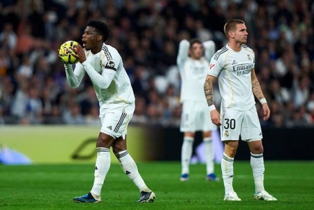 Real Madrid thụt lùi: "Ông trùm" Perez sắm dải ngân hà "rởm" & căn bệnh tự phụ