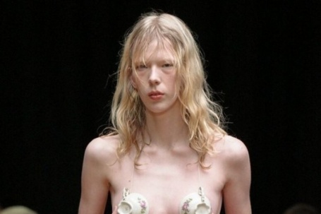 Người mẫu trình diễn áo ngực làm từ tách trà