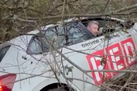 Giáo viên dạy lái say rượu, lái xe lao sang bên đường khi đi đón học viên