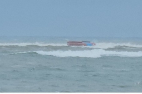 Tàu cá chở 7 người bị sóng đánh chìm khi ra cửa biển Nhật Lệ, Quảng Trị