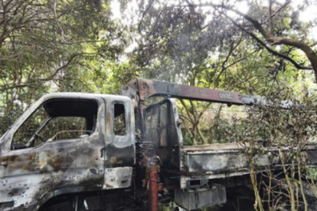 Xe tải gắn cẩu vướng dây điện, nam tài xế tử vong