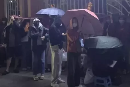 Giải mã 'cơn sốt' đội mưa xuyên đêm chờ đăng ký cho con vào lớp 10