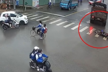 Xe tải tông xe máy điện, hai bà cháu thương vong