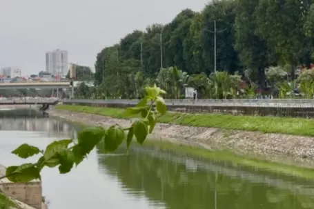 Sông Tô Lịch bất ngờ trong xanh trở lại, gây ngỡ ngàng