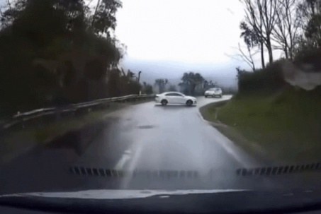 Clip: Ô tô xoay 2 vòng, thoát khỏi tai nạn ở khúc cua