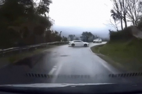 Clip: Ô tô xoay 2 vòng, thoát khỏi tai nạn ở khúc cua