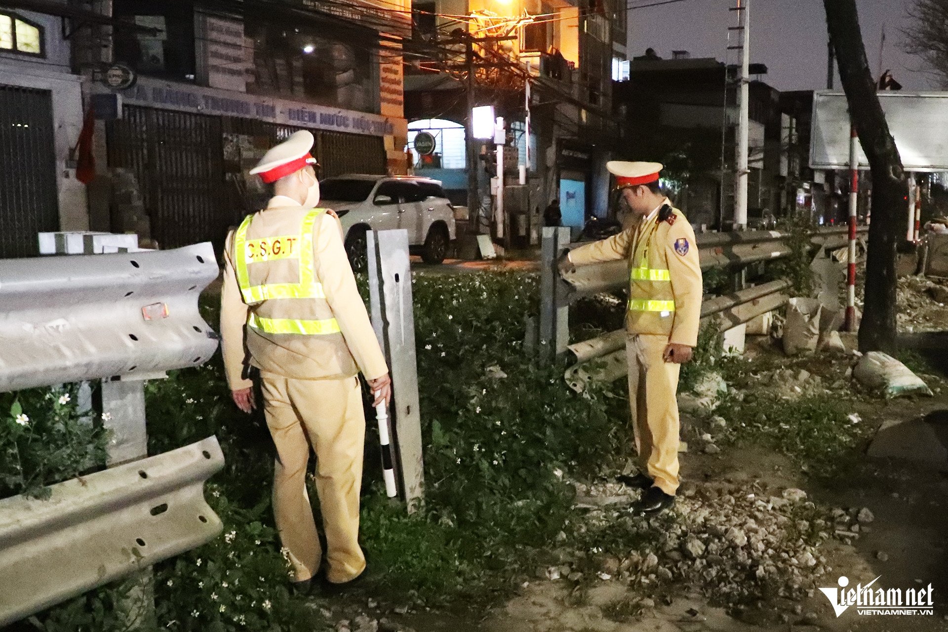 Cố vượt gác chắn đường sắt trong đêm, nhiều tài xế ở Hà Nội bị ghi hình xử phạt - 11