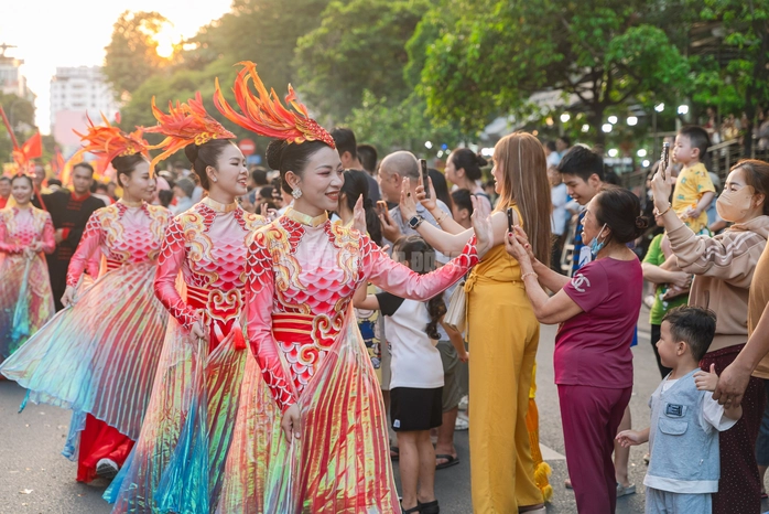 VIDEO: Hơn 1.000 người tham gia Tết Nguyên tiêu 2026 tại khu Chợ Lớn - 6