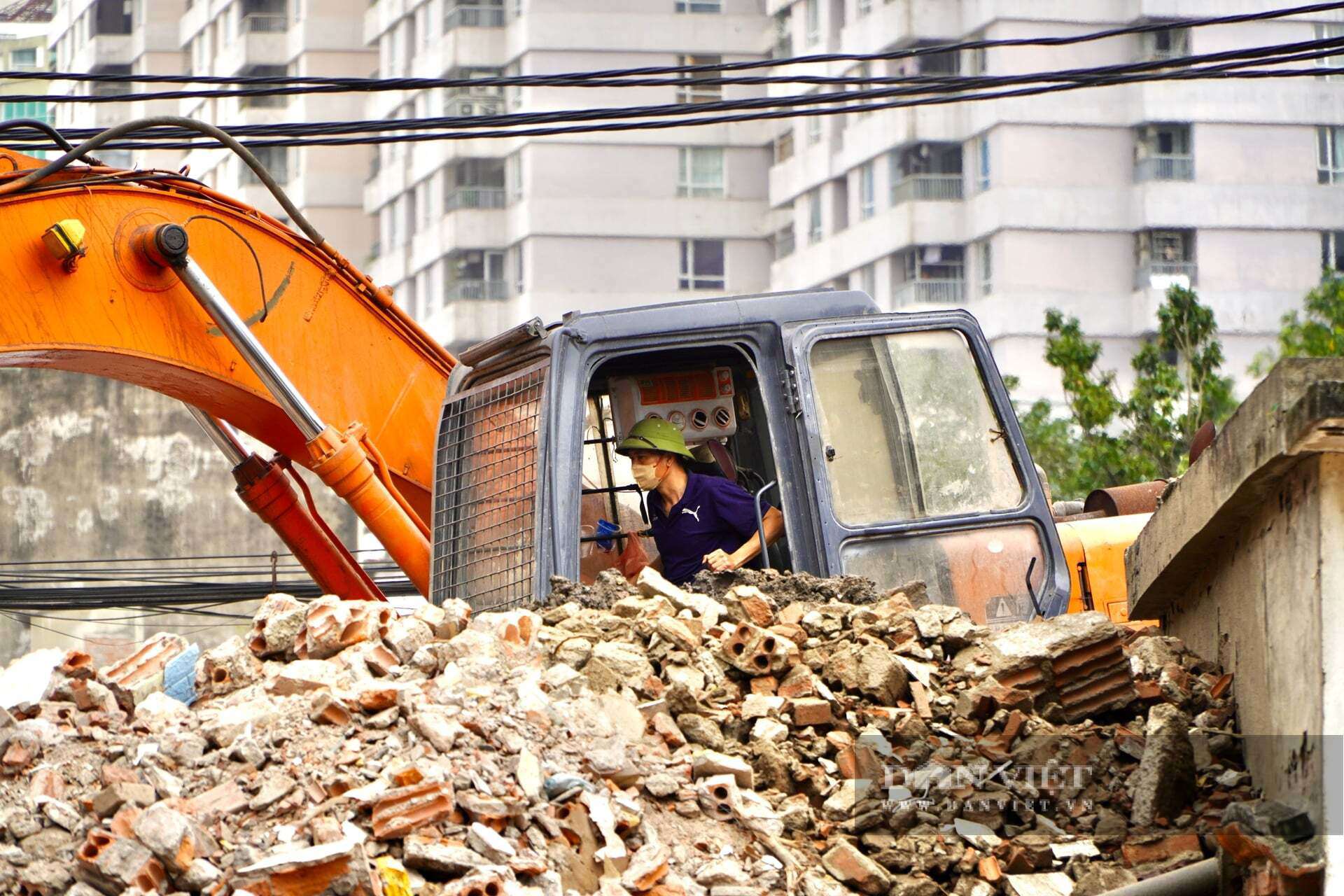 Người thu mua phế liệu tranh thủ thu gom sắt thép, vật liệu còn lại sau khi các công trình trong diện giải tỏa bị phá dỡ tại khu vực dự án đường Vành đai 2,5.
