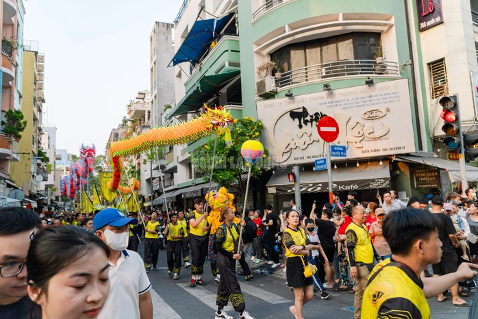 VIDEO: Hơn 1.000 người tham gia Tết Nguyên tiêu 2026 tại khu Chợ Lớn - 7