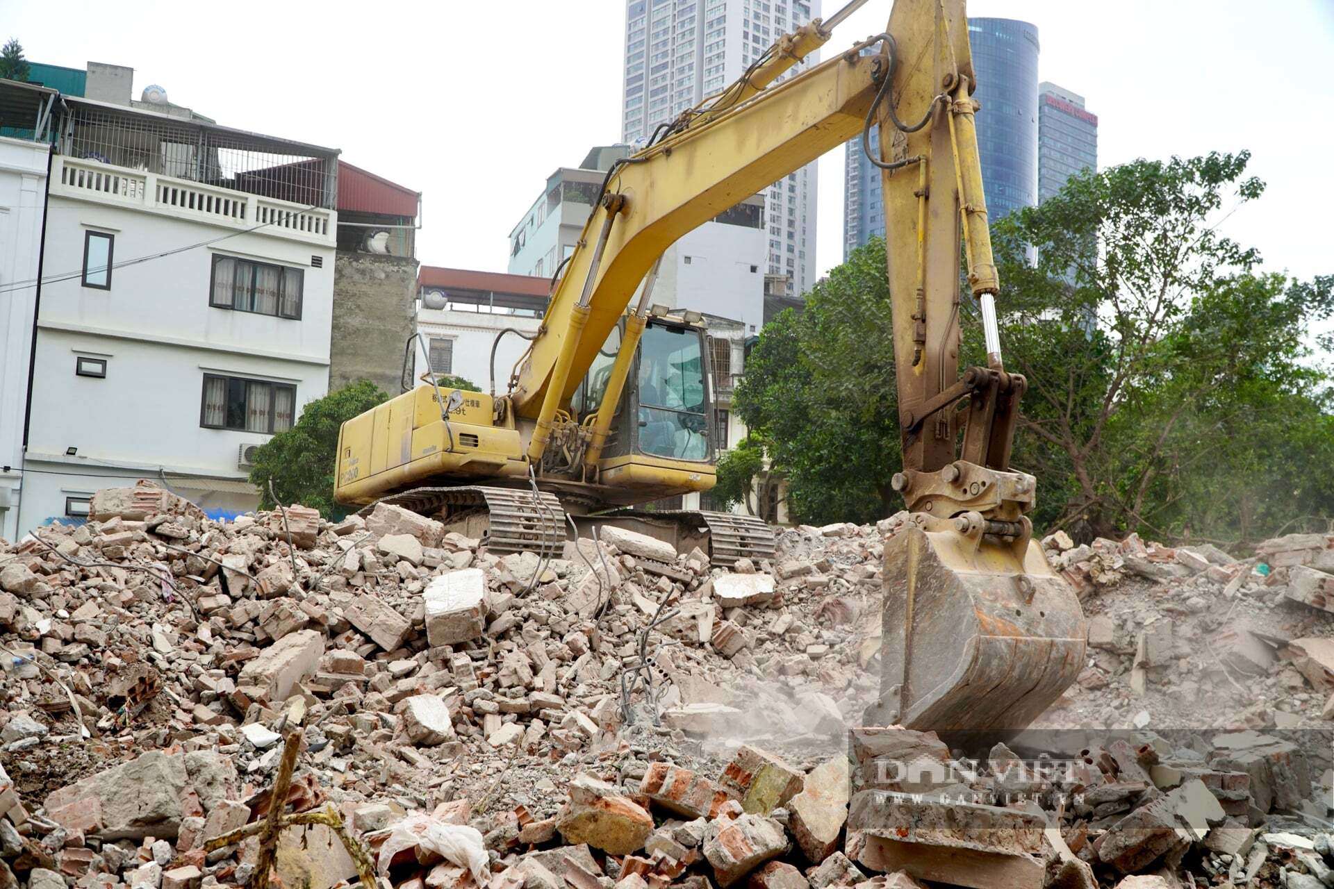 Người thu mua phế liệu tranh thủ thu gom sắt thép, vật liệu còn lại sau khi các công trình trong diện giải tỏa bị phá dỡ tại khu vực dự án đường Vành đai 2,5.