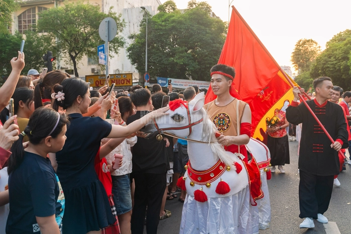 VIDEO: Hơn 1.000 người tham gia Tết Nguyên tiêu 2026 tại khu Chợ Lớn - 9