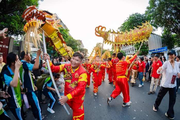 VIDEO: Hơn 1.000 người tham gia Tết Nguyên tiêu 2026 tại khu Chợ Lớn - 10