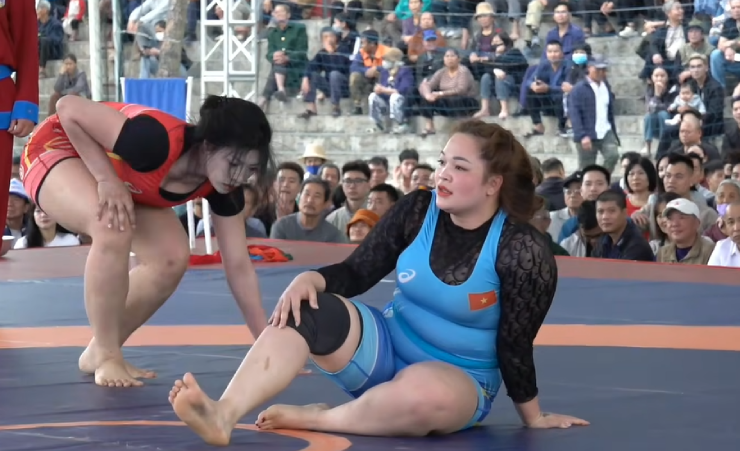 Anh Thơ (trang phục đỏ) thắng Anh Thư (trang phục xanh) ở hội vật&nbsp;Thư Cưu hôm 3/3/2026