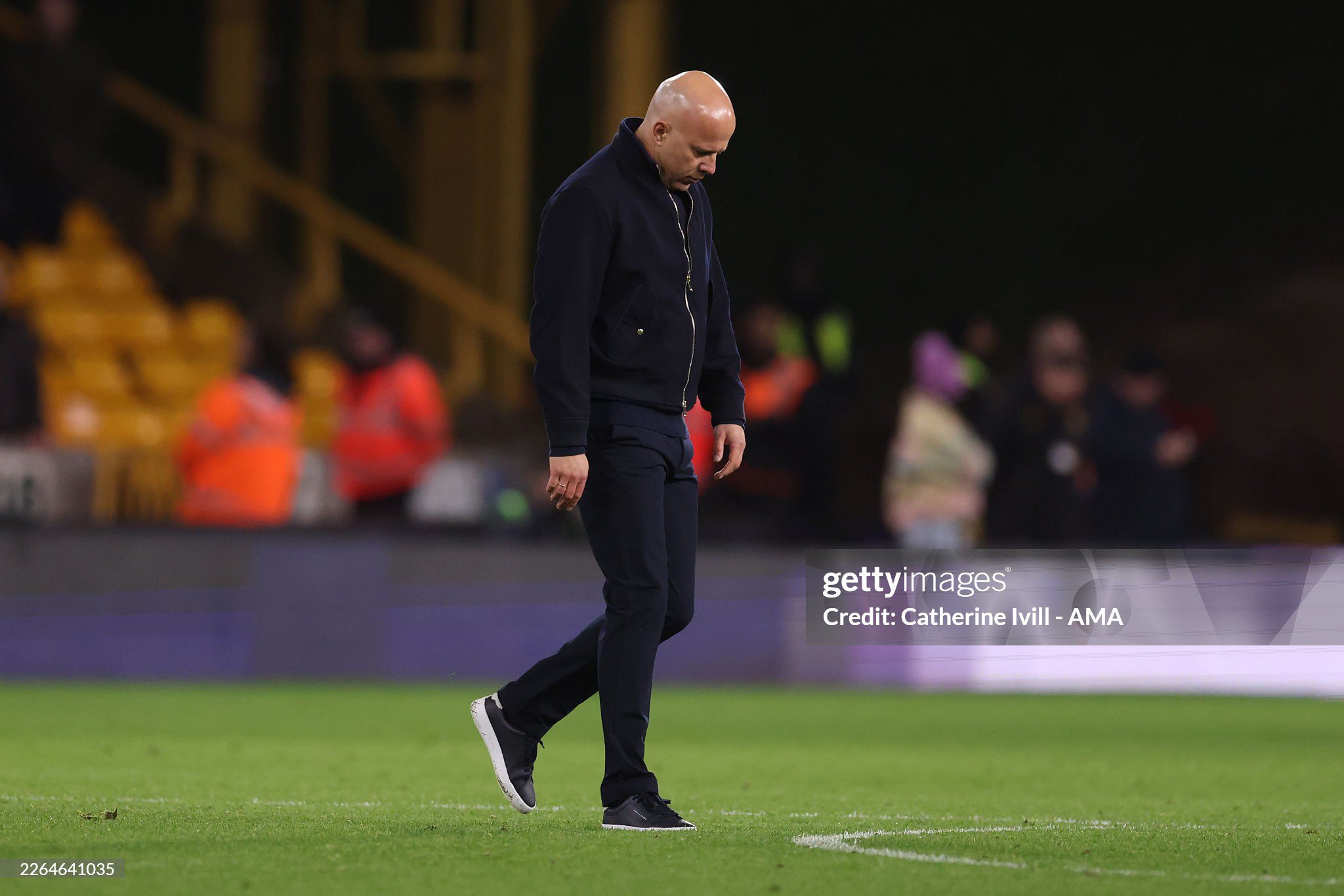 Arne Slot thất thểu rời sân sau khi thua trận