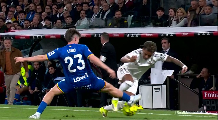 Khoảnh khắc Rodrygo gặp chấn thương sau pha đi bóng bên cánh