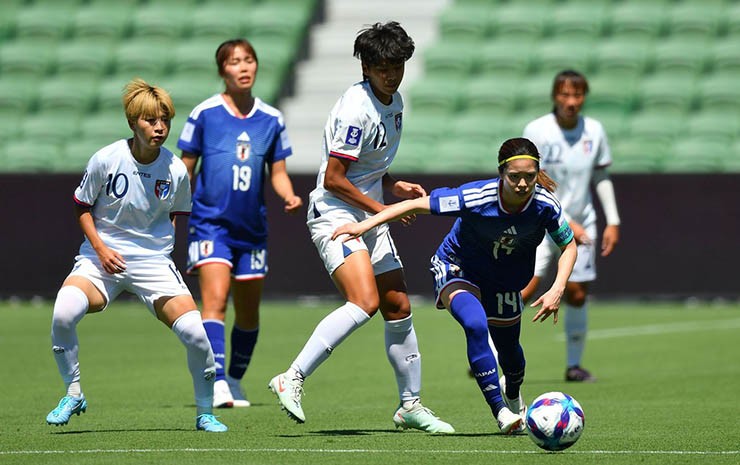 Nữ Nhật Bản (áo xanh) tấn công dồn dập