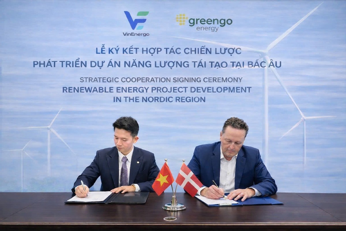 Ông Nguyễn Anh Khoa, Tổng Giám đốc VinEnergo (trái) và Ông Karsten Nielsen, Nhà sáng lập kiêm Tổng Giám đốc Tập đoàn GreenGo Energy (phải) tại buổi lễ ký kết hợp tác giữa hai bên.