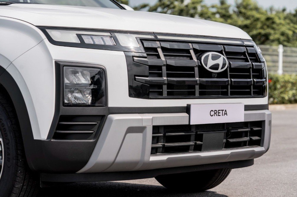 Xe gây ấn tượng mạnh mẽ nhờ ngôn ngữ thiết kế mới với cụm đèn định vị dạng ẩn.