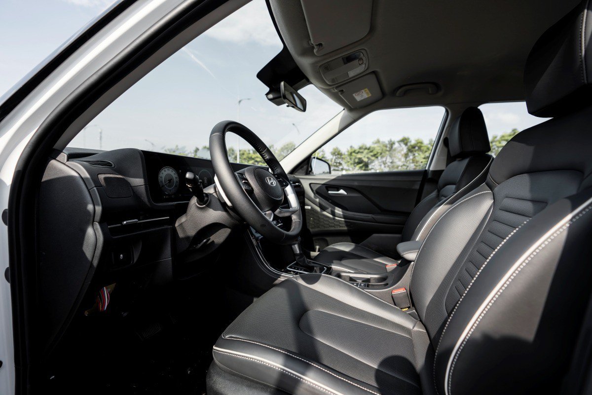 Xe trang bị màn hình đa thông tin và màn hình giải trí đồng kích thước 10.25 inch.