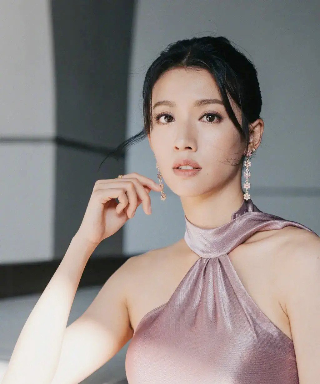 Từ một Á hậu nổi danh, được đài TVB o bế, Thái Tư Bối đánh mất tương lai vì bê bối đời tư.