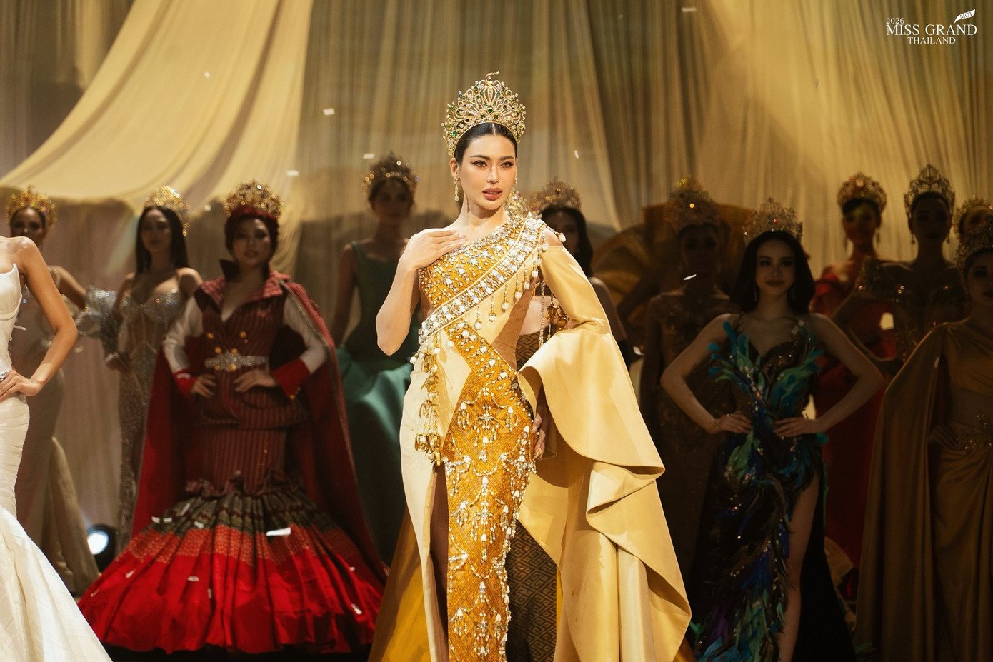 Đương kim Hoa hậu Hòa bình Thái Lan Sarunrat Puagpipat trình diễn vương miện mới dành cho tân hoa hậu.