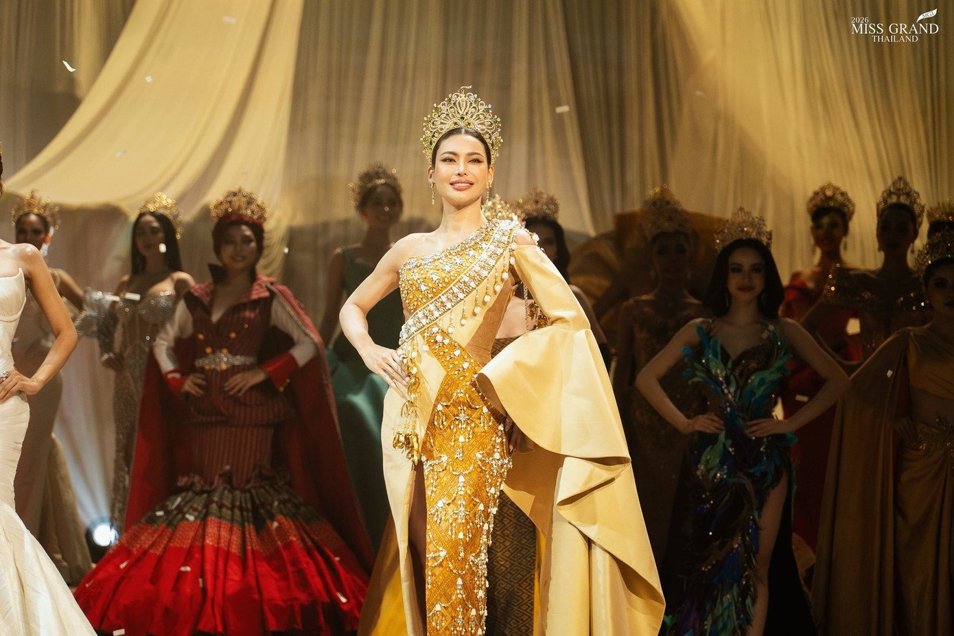 Đương kim Hoa hậu Hòa bình Thái Lan Sarunrat Puagpipat trình diễn vương miện mới dành cho tân hoa hậu.