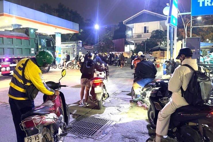 Người dân xếp hàng dài chờ đổ xăng lúc nửa đêm ở Hà Nội