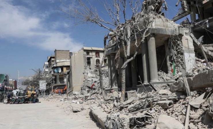 Nhà cửa ở Iran bị phá hủy sau nhiều ngày bị tấn công. Ảnh: WANA