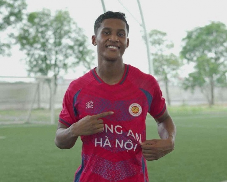 Adou Minh của CLB Công an Hà Nội