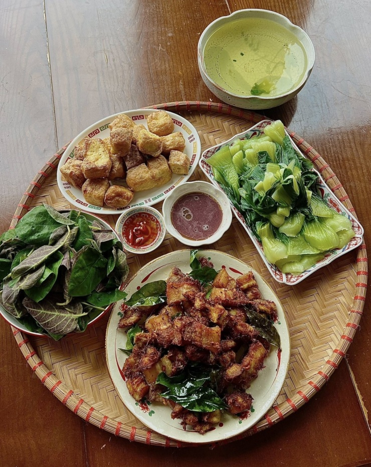 Mâm cơm 'giải cứu tinh thần' của cô gái 9X - 7