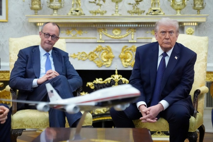 Tổng thống Mỹ Donald Trump (phải) gặp Thủ tướng Đức Friedrich Merz tại Phòng Bầu dục ở Nhà Trắng, Washington, ngày 3/3/2026. Ảnh: AP.