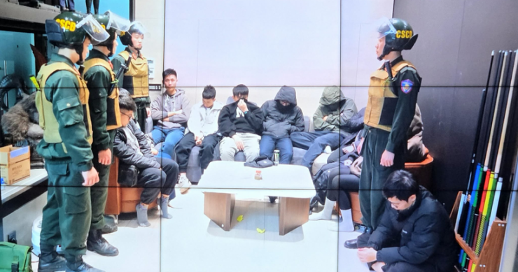 Cảnh sát triệt phá hang ổ Xôi Lạc TV. Ảnh: C.A.