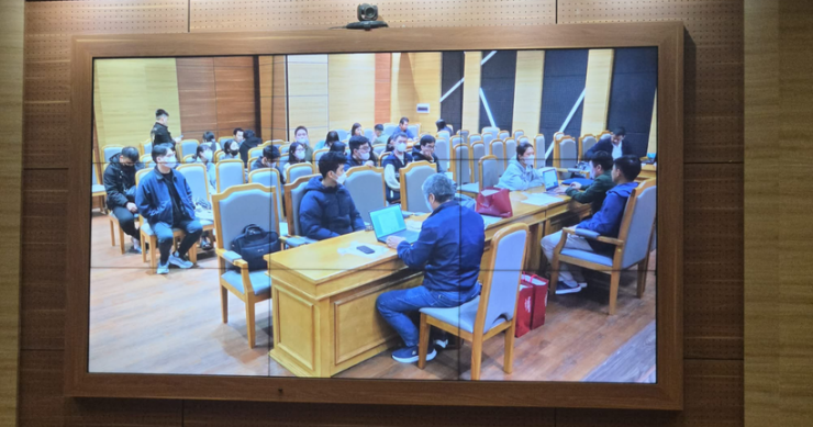 Cảnh sát làm việc với các bị can. Ảnh: C.A.