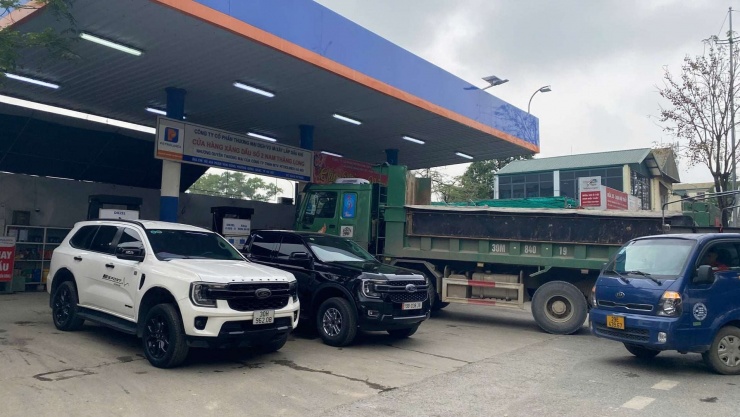 Hà Nội: Ô tô, xe máy nườm nượp xếp hàng chờ đổ xăng dầu do lo ngại giá tăng - 1