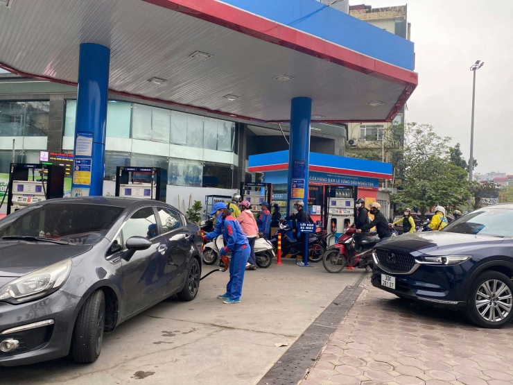 Hà Nội: Ô tô, xe máy nườm nượp xếp hàng chờ đổ xăng dầu do lo ngại giá tăng - 3