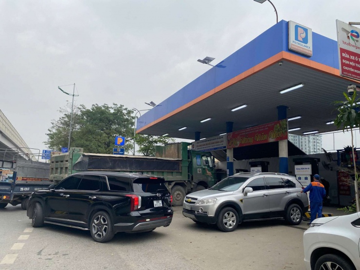 Hà Nội: Ô tô, xe máy nườm nượp xếp hàng chờ đổ xăng dầu do lo ngại giá tăng - 2