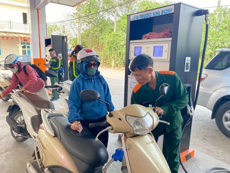 Hà Nội: Ô tô, xe máy nườm nượp xếp hàng chờ đổ xăng dầu do lo ngại giá tăng - 5