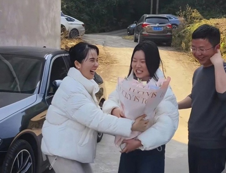 Chị Thẩm bất ngờ khi nhận được sự chào đón nồng nhiệt từ gia đình bạn trai. Ảnh: QQ