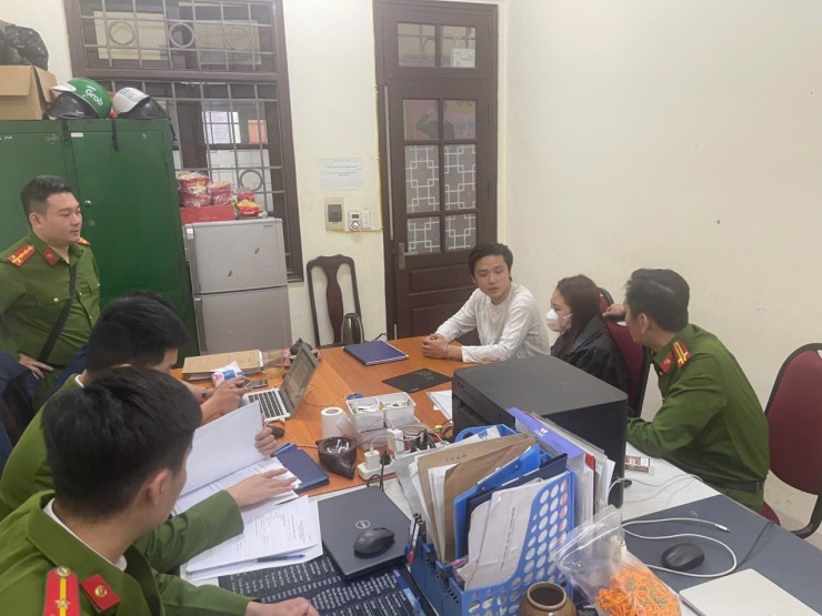 Lực lượng chức năng trấn an tâm lý cô gái.