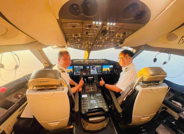 Cơ trưởng Đặng Lương Mạnh Hà và cộng sự bên trong buồng lái chiếc Boeing 787. Ảnh: NVCC.