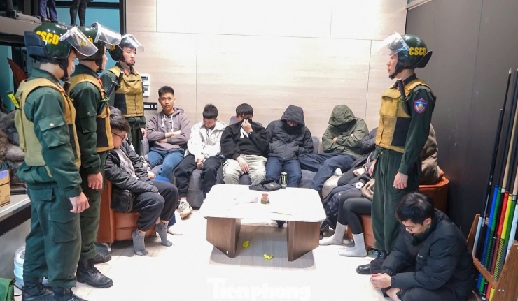 Cảnh sát đột kích ổ nhóm Xôi lạc TV. Ảnh: CACC.