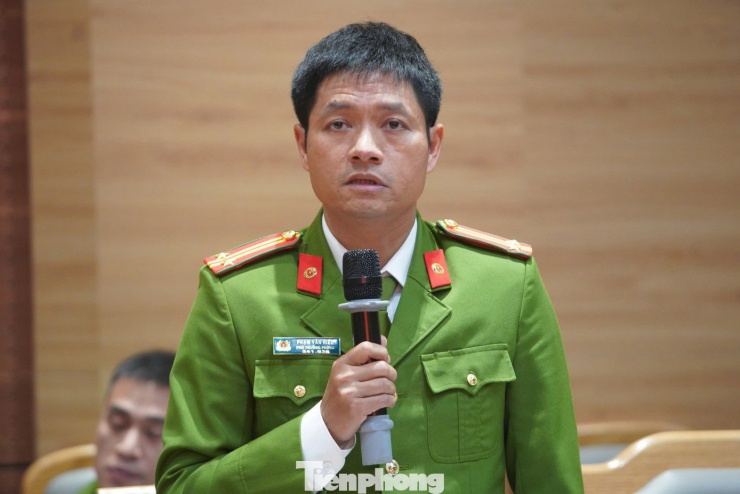 Trung tá Phạm Văn Hiểu, Phó Trưởng phòng Cảnh sát Hình sự Công an Tỉnh Hưng Yên thông tin về vụ án. Ảnh: Phạm Nam.