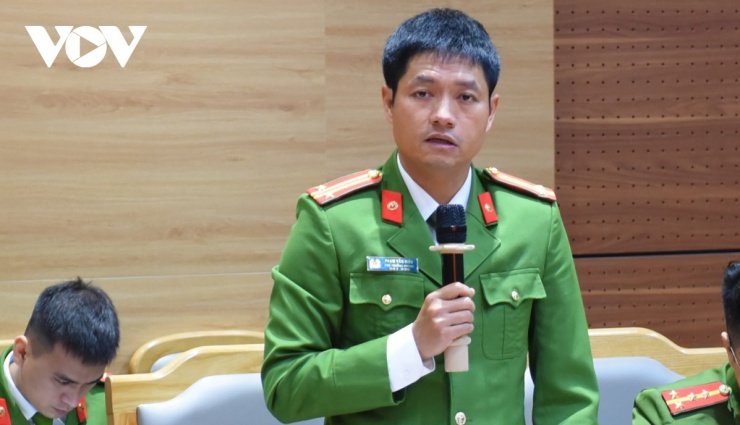 Đại diện Công an tỉnh Hưng Yên phát biểu tại buổi họp báo. (Ảnh: Trọng Phú)