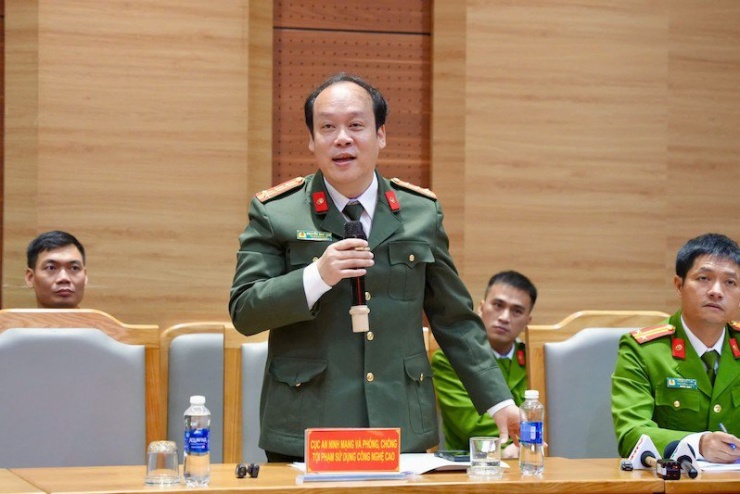 Đại tá Nguyễn Huy Lục trả lời tại họp báo.