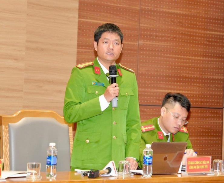 Trung tá Phạm Văn Hiểu trao đổi tại buổi họp báo.