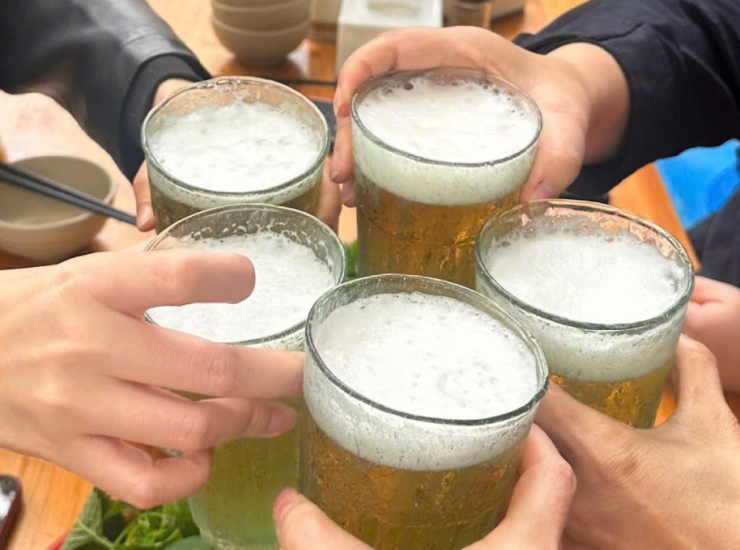 Uống bia gây lợi tiểu nhiều hơn. Ảnh: Hoa Linh.