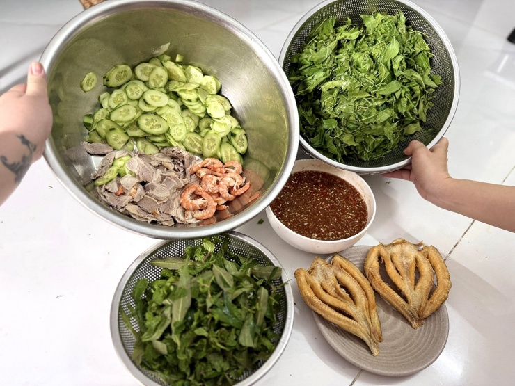 Nguyên liệu làm món gỏi sầu đâu. Ngoài loại lá và hoa "trời ban", người ta có thể kết hợp với thịt ba chỉ luộc hoặc khô cá sặc, khô cá lóc... Ảnh: Nguyễn Thy Linh