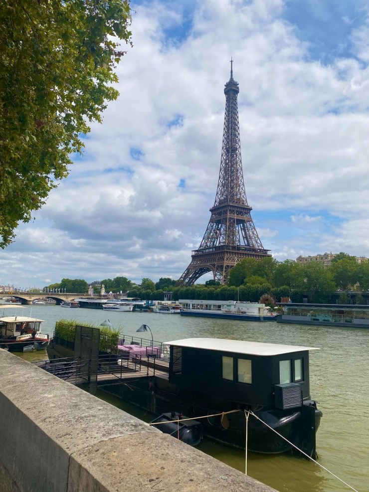 Tháp Eiffel nổi tiếng có nhiều góc chụp, nhưng trải nghiệm lên tháp thì bình thường. Khu xung quanh tháp sạch sẽ chứ không nhiều rác, đông khách như "lời đồn". Nguồn: @daokuaqzaq